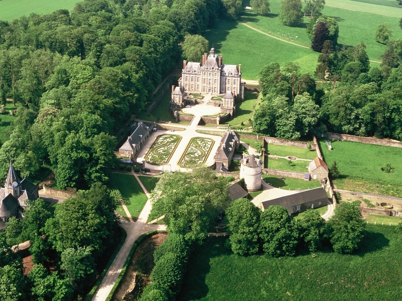   Vue aérienne du château de Balleroy 