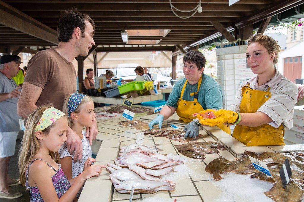 Grandcamp-Maisy (14). Grandcamp-Maisy marché aux poissons ©.T.Houyel