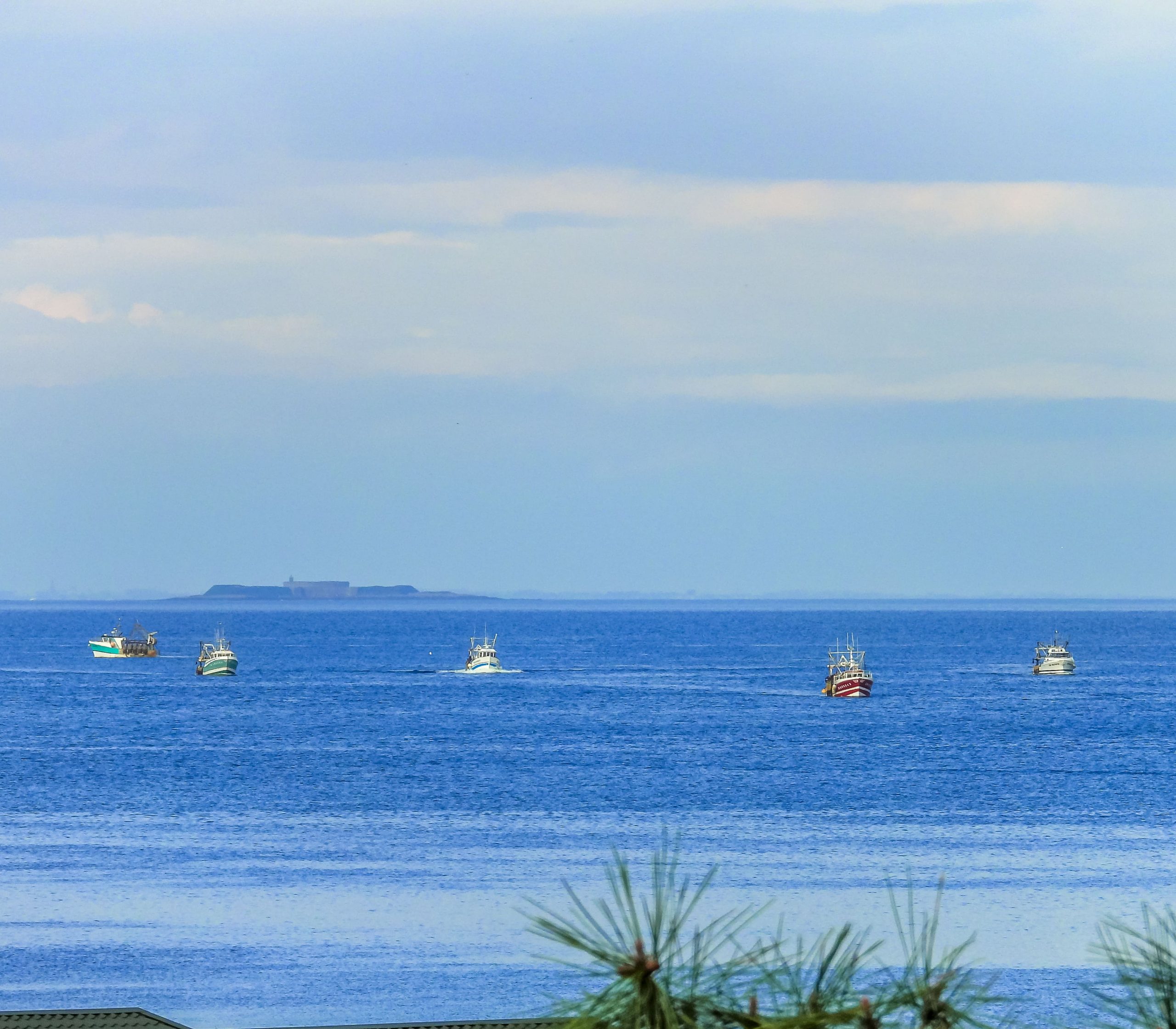 Au large de Grandcamp, vue sur l'ïle St Marcouf - F.Thériaux La mer vue de Grandcamp Maisy